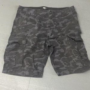Old navy men’s gray camouflage cargo shorts size 3